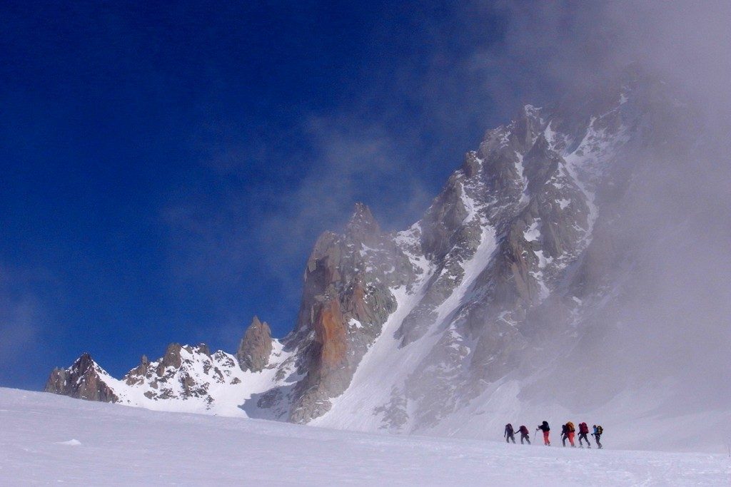 Montée au Col du Chardonnet sous les piliers de l’Aiguille d’Argentière